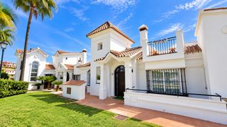 Semi detached house in Riviera del Sol. Casa pareada de esquina con jardín privado en riviera del sol
