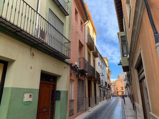 Maison  Hostals. Casa en venta para reformar muy cerca de la plaza la bassa
