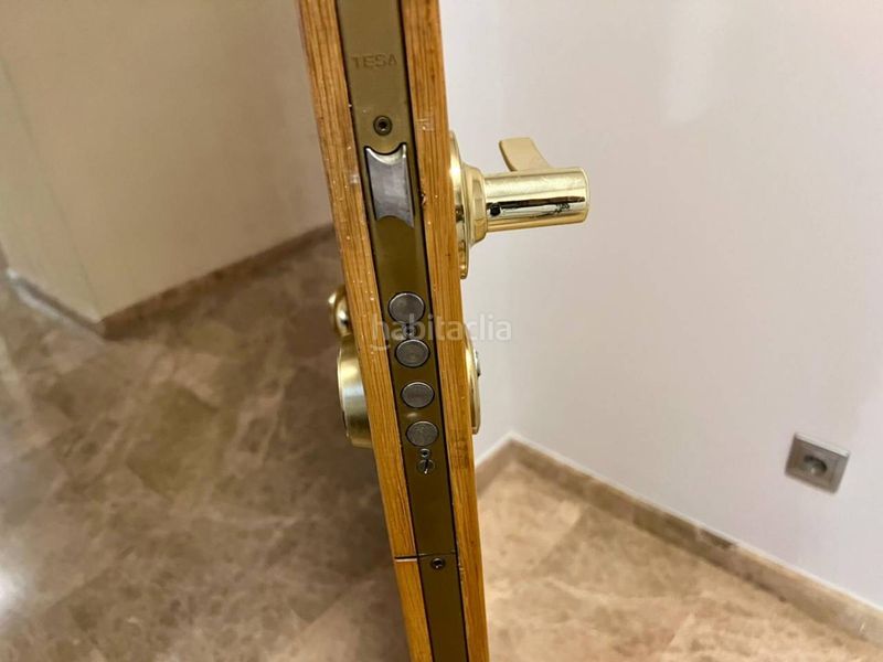 Foto aef0b319-5d8a-4a0b-b922-e7bc785c3996. Pis amb calefacció piscina a Penya-Roja - Avda. Francia Valencia