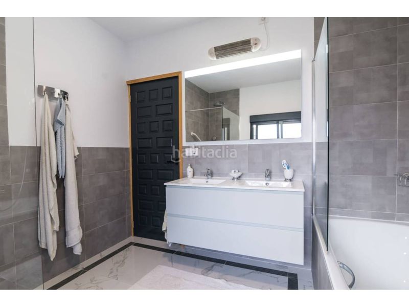 Foto f504851f-4132-488f-b2e1-9bd5f722ec4a. Masia amb piscina a Guadassuar