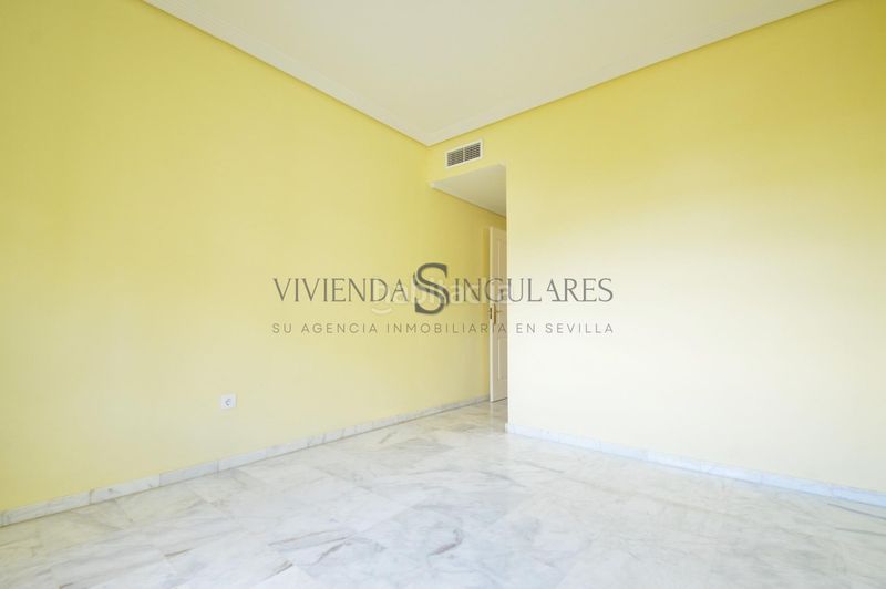 Foto 3ccde67a-7141-46fd-9e78-528f31c2eabe. Pis amb calefacció aparcament piscina a colores - entreparques Sevilla