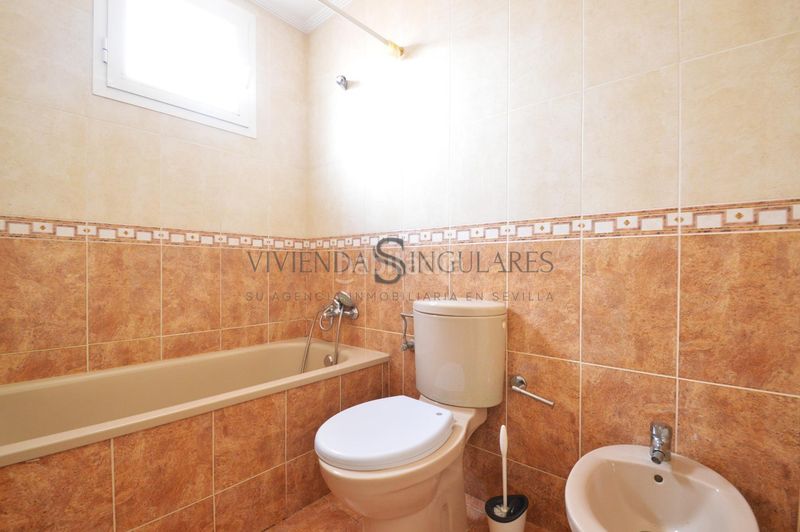 Foto 3d8a73eb-0bda-41e1-a80f-78f83941a728. Pis amb calefacció aparcament piscina a colores - entreparques Sevilla