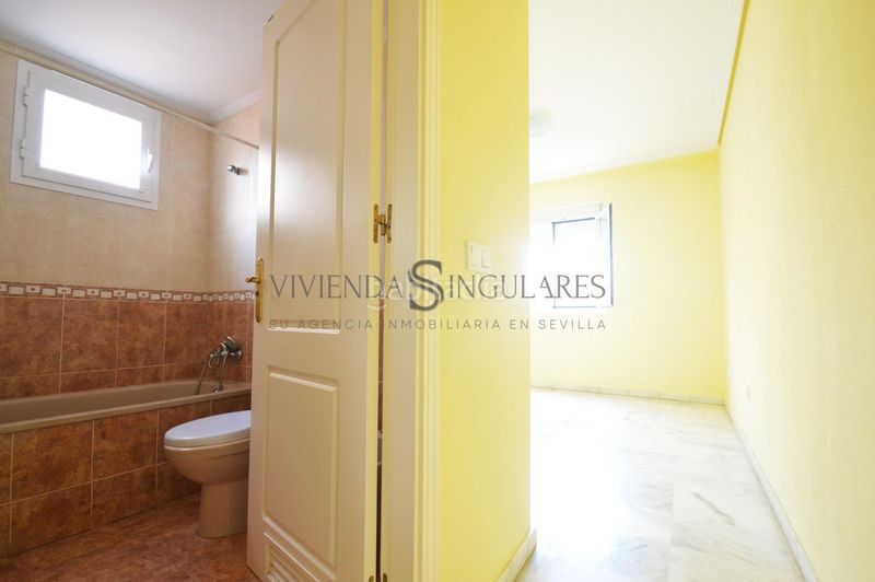 Foto 8f22c82a-5a47-4148-ab0d-f6885d27054f. Pis amb calefacció aparcament piscina a colores - entreparques Sevilla