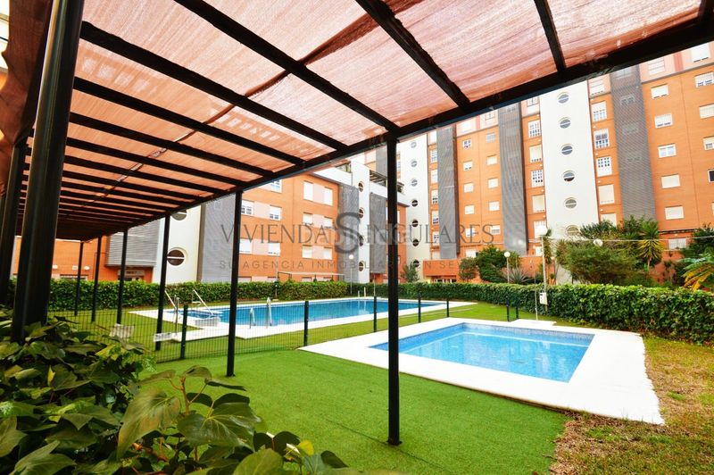 Foto e7d678c5-7a55-4138-b60a-48729bf60307. Pis amb calefacció aparcament piscina a colores - entreparques Sevilla