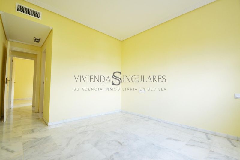 Foto e9022e11-3aa8-4a08-852c-f726cae2633a. Pis amb calefacció aparcament piscina a colores - entreparques Sevilla