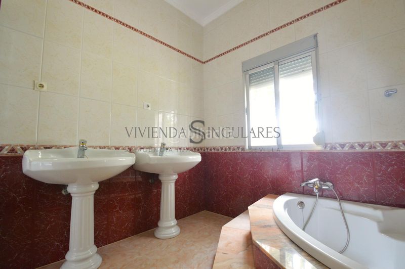 Foto b053ddce-579f-43fc-880e-f862a09a54a6. Xalet amb calefacció aparcament piscina a Carmona