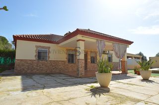 Chalet in Carmona. Cómodo y funcional chalé en urbanización pradollano