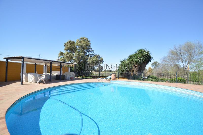 Foto 0e0a0145-538d-4535-ada5-76163fddf8b6. Chalet villa en alcalá de guadaíra en Oromana Alcalá de Guadaira