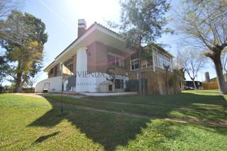 Chalet à Oromana. Villa en alcalá de guadaíra