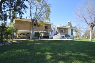 Chalet en Oromana. Villa en alcal de guadara