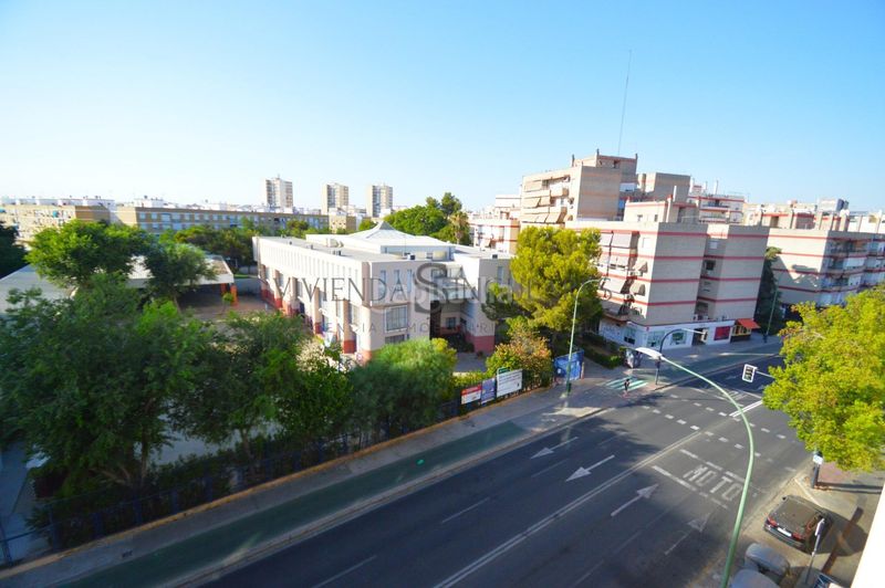 Foto e8a490b3-ad47-4141-a1e9-3a95368ca83f. Rent flat with heating parking in San Carlos - San José Sevilla
