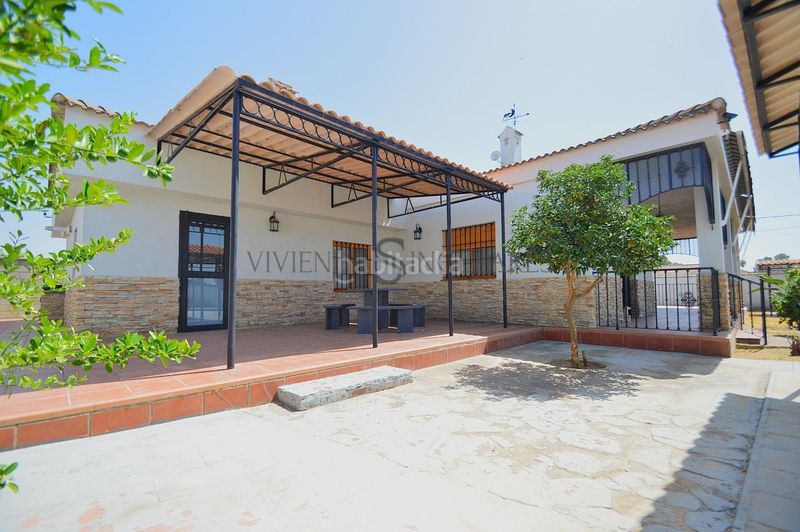 Foto 411f6a19-f6ff-4a63-ae02-21ed99c47209. Xalet amb aparcament piscina a Carmona