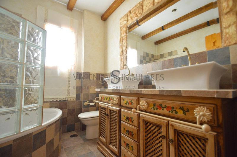Foto b57d0547-f4c5-47a8-ab28-aca9e117f400. Xalet amb aparcament piscina a Carmona