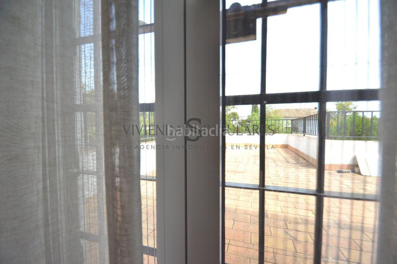 Foto 0fef6fb2-e13d-4d9e-a9cd-66ec4cd6e1b7. Casa aparellada amb aparcament piscina a Santa Clara Sevilla