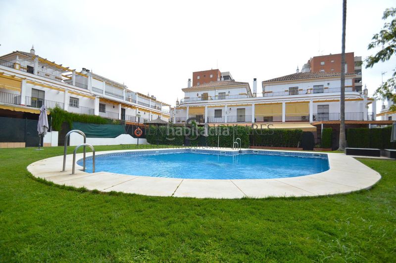 Foto 683e720a-a827-41f4-95f9-9b309a64cce5. Casa aparellada amb aparcament piscina a Santa Clara Sevilla