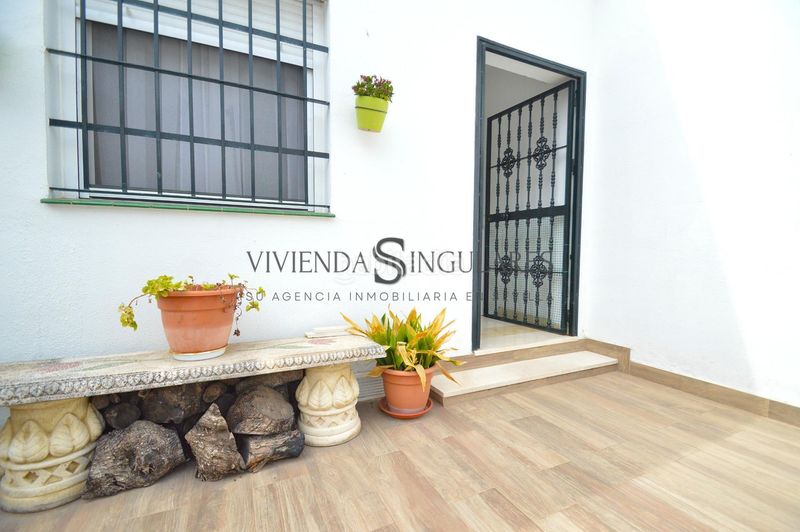 Foto 71dd3e6a-2639-4946-8e7a-9ad2354fe485. Casa aparellada amb aparcament piscina a Santa Clara Sevilla