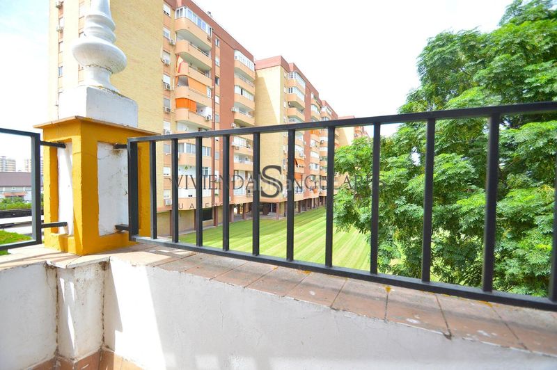 Foto e18fe2bf-254a-4674-a8d8-058ad48d7622. Casa aparellada amb aparcament piscina a Santa Clara Sevilla