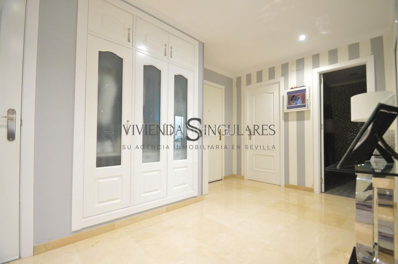 Foto f0d570d0-ff45-40d0-ba7a-294a92f6514e. Casa aparellada amb aparcament piscina a Santa Clara Sevilla