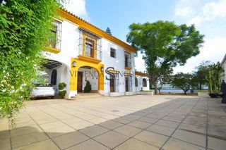 Chalet  Avenida alcaldesa m regla jimenez. Villa con encanto y personalidad en pleno centro de espartinas