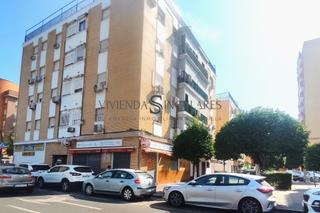 Local commercial à San Carlos - San José. Local situado a escasos metros de calle tharsis que ofrece múlti