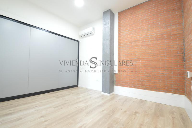 Foto 02c09f91-5b08-4800-8643-466aa9159c99. Alquiler local comercial  situado en la avd. llanes, una zona totalmente al alza, en cuanto a vida comercial en Sevilla