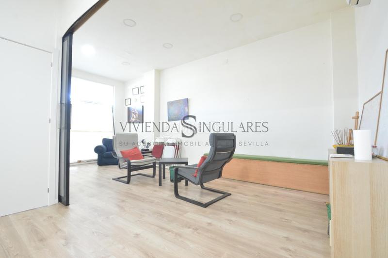 Foto 19d0223f-fcdd-481c-820c-c7ca22a288d8. Alquiler local comercial  situado en la avd. llanes, una zona totalmente al alza, en cuanto a vida comercial en Sevilla