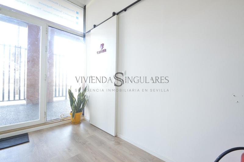 Foto 86d61d80-92f5-445e-a417-a80b00c96e9c. Alquiler local comercial  situado en la avd. llanes, una zona totalmente al alza, en cuanto a vida comercial en Sevilla