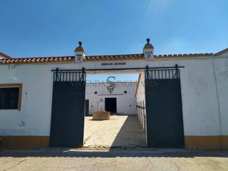 Masia a Oromana. Funcionalidad y tranquilidad en una finca ganadera junto al parq