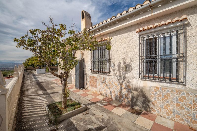 Foto f5e12d98-4fd9-4fdd-84d2-3df98d6697c0. Xalet amb aparcament a Alfacar