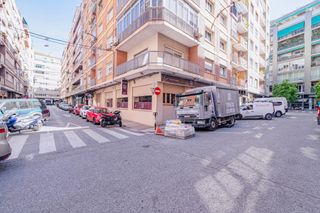 Geschäftsraum in Calle cristo de medinaceli. Local esquinero junto a recogidas