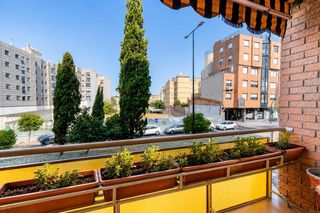 Piso  Camino de ronda. Amplia vivienda de 3 dormitorios junto al metro en la zona de vi