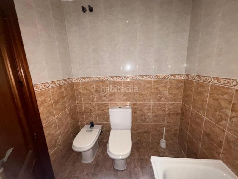 Foto e5edd43d-f146-409a-b3ed-e827f2491c4e. Piso en calle calle real 16 centro cerca del metro. 3 dormitorios y 2 baños en Maracena