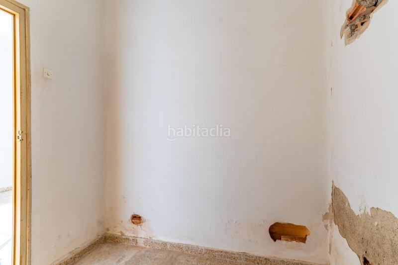 Foto 654a9b5a-ca74-4049-97fa-76264721cfba. Casa adosada casa centrica para reformar en Albolote