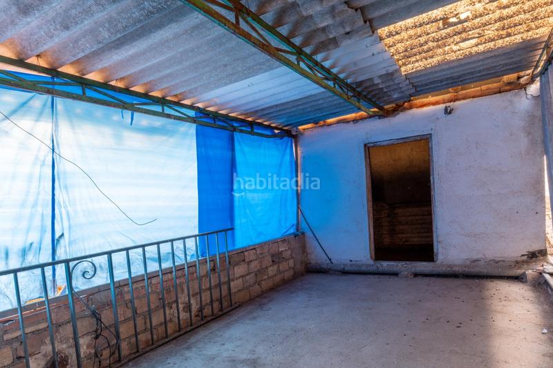 Foto a9759559-bd4e-4641-aaa5-3cb4ecef51bc. Casa adosada casa centrica para reformar en Albolote