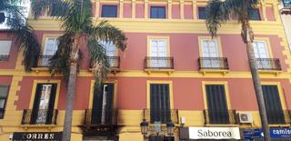 Edificio  Constitucion, de la. Edificio con varios pisos en el centro de almuñecar ideal invers