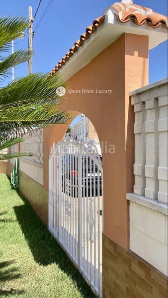 Foto bade6e80-703b-4090-886f-e772a04190d2. Xalet amb aparcament a Oliva playa Oliva