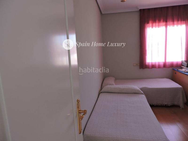 Foto edd74e19-a2d8-4cf0-9275-1fd8d870bfdc. Maison jumelée avec parking piscine dans Sierra Helada Benidorm