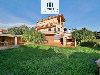 Casa  Carrer valència. Casa unifamiliar de 225 m2 con garaje, gran jardín y terraza con
