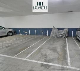 Aparcament cotxe  Carrer ample