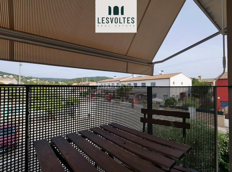 Foto 35c8af74-798b-4961-81b7-05b4f8e67e15. Casa adossada amb calefacció aparcament a Vall-llobrega