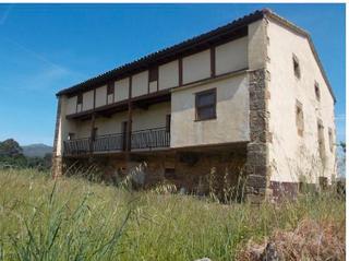 Casa a Rasines. Casa individual con 5.400 m de terreno con 1.200 m urbanos
