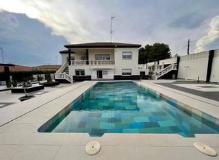 Xalet en Monserrat. Casa independiente y nica, con estilo moderno en montserrat val