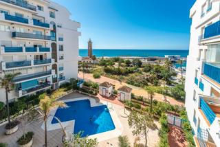Pis  Avenida del carmen. Vistas al mar – piso en 1ª línea en puerto deportivo de estepona