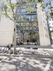 Alquiler Local Comercial  Carrer de ramon turró. Local esquinero con luz natural y parking en vila olímpica – ide