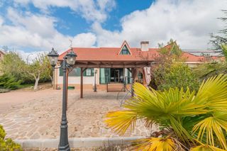 Casa aparellada a Collado Mediano. Chalet pareado de ensueño en guadarrama 622 m2 de parcela y vist