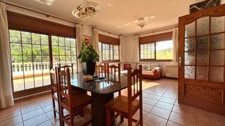 Maison à Vilanova del Vallès. Encanto rústico y confort moderno en una casa única con piscina