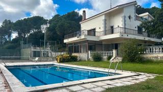 Casa a Vilanova del Vallès. Exclusiva residencia con tenis, fútbol, básquet y piscina – un v