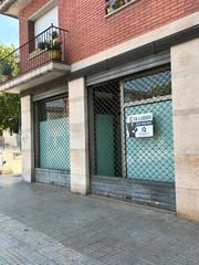 Location Local commercial  Carrer de francesc macià i llussà. Local comercial esquinero de 91 m² ubicado en pleno centro de gr