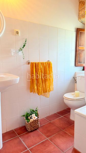 Foto db237a00-b285-4349-81b1-6212f655f7a4. Masia amb xemeneia calefacció aparcament a Tazones - Argüero Villaviciosa