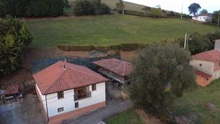 Masia a Pravia. Casa de piedra reformada con panera y jardín en pravia